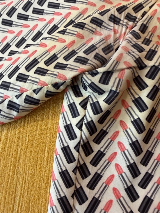 Iconic lipstick print Long-Sleeve Button-Up Shirt - Picture 5 of 6